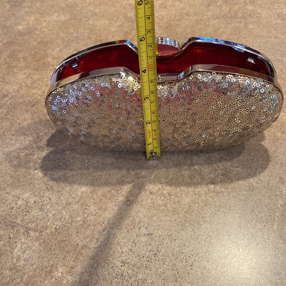 Womens gold clutch purse you can have the chain strap or tuck inside - Picture 10 of 10